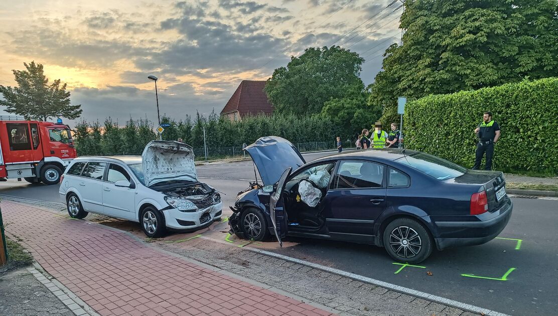 Beim Überholen frontal zusammengekracht Drei Schwerverletzte im Alten