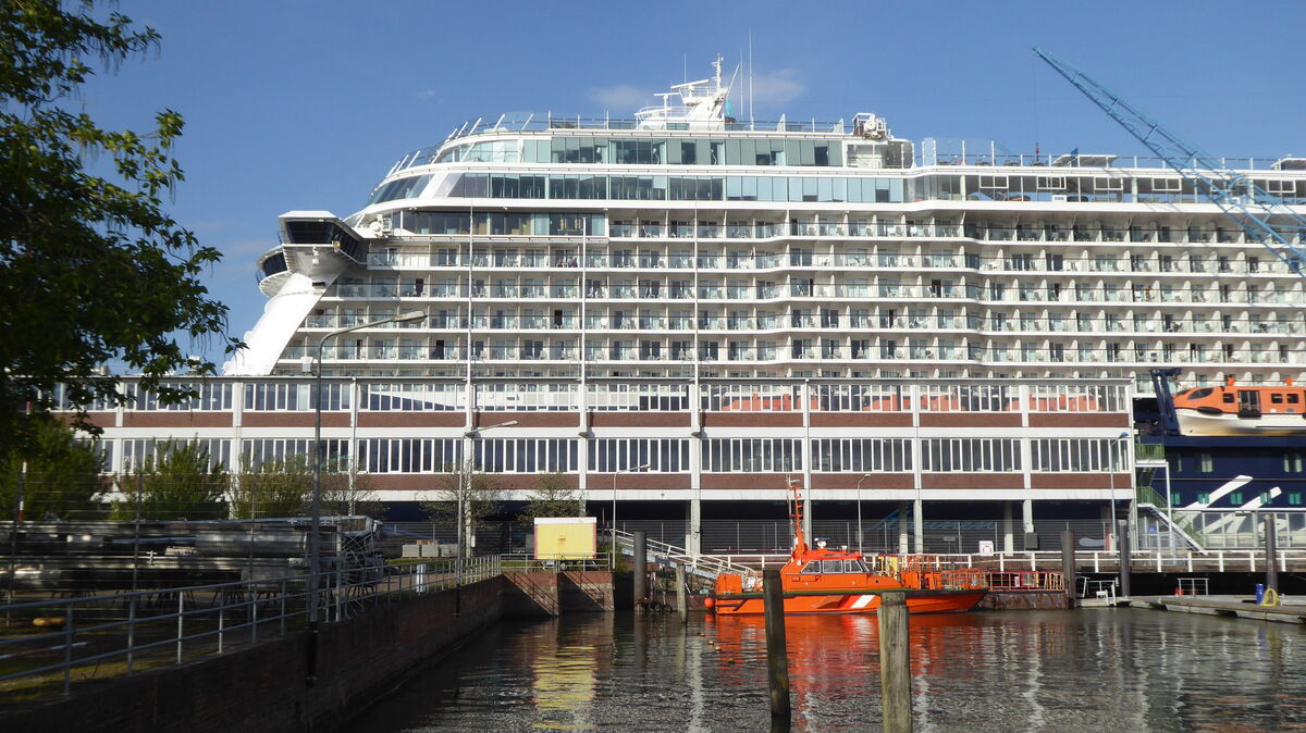 Mein Schiff 3 macht 2023 wieder am Steubenhöft in Cuxhaven fest CNV