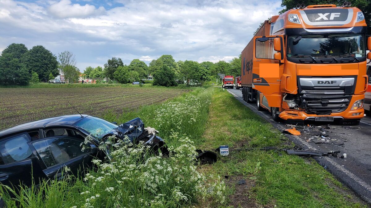 Tödlicher Verkehrsunfall Im Kreis Cuxhaven: Auto Prallt Frontal Gegen ...