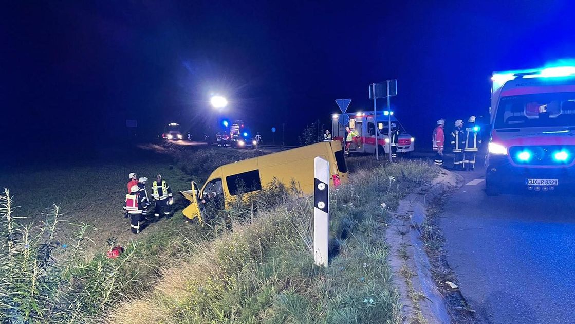 Unfall In Otterndorf: Transporter Rutscht In B73-Graben - Zwei ...