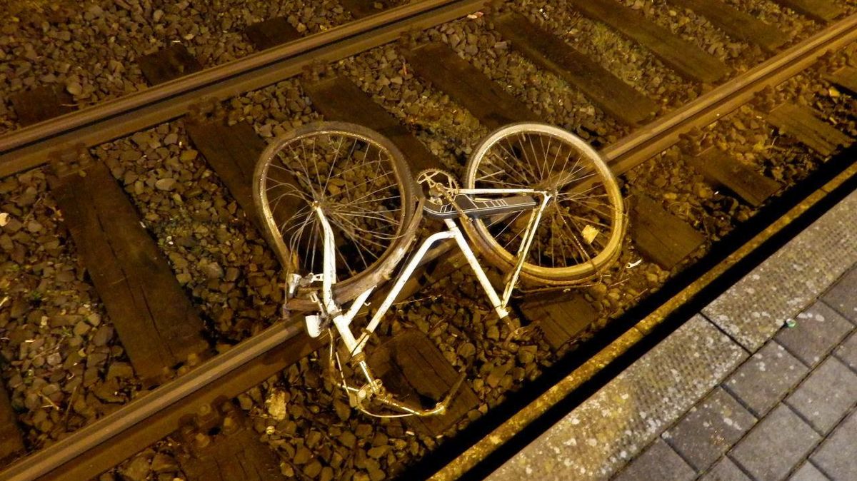 Bahnverkehr CuxhavenBremerhaven Zug überrollt Fahrrad