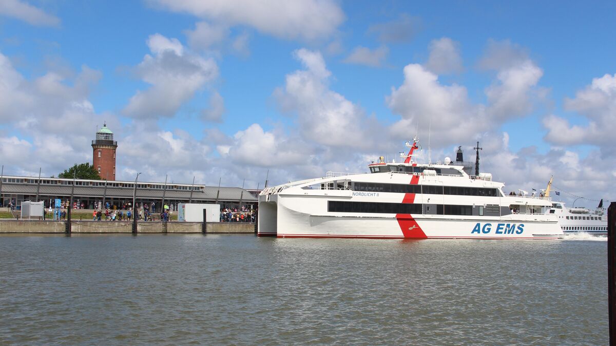 wann fährt der katamaran von cuxhaven nach helgoland