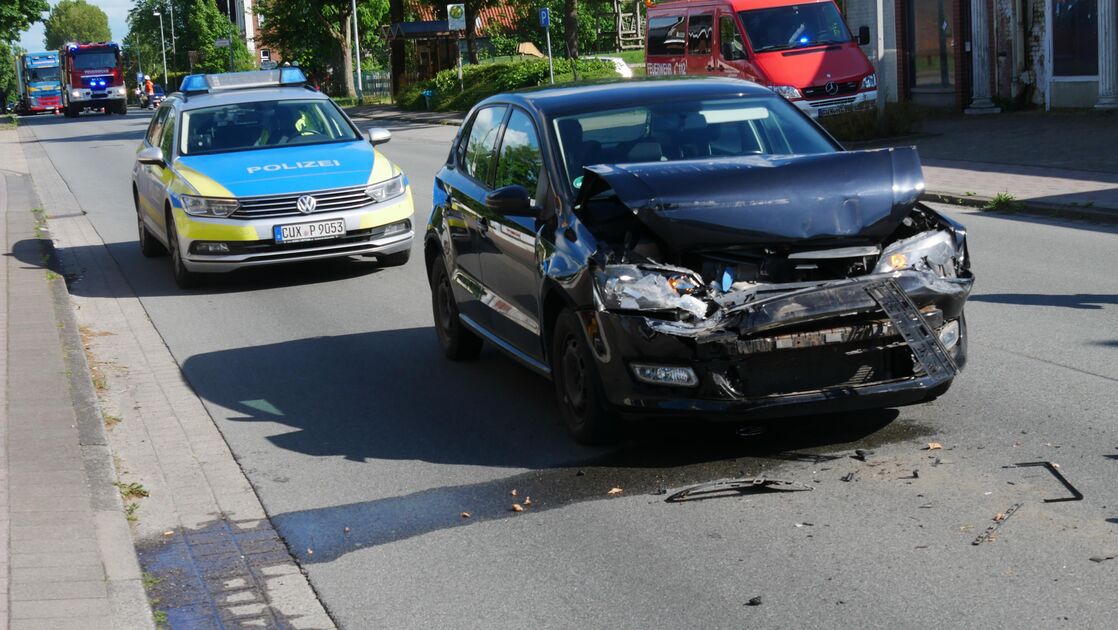 Unfall Auf Der B73: Junge Autofahrerin Fährt Auf Stehenden Lkw Auf ...