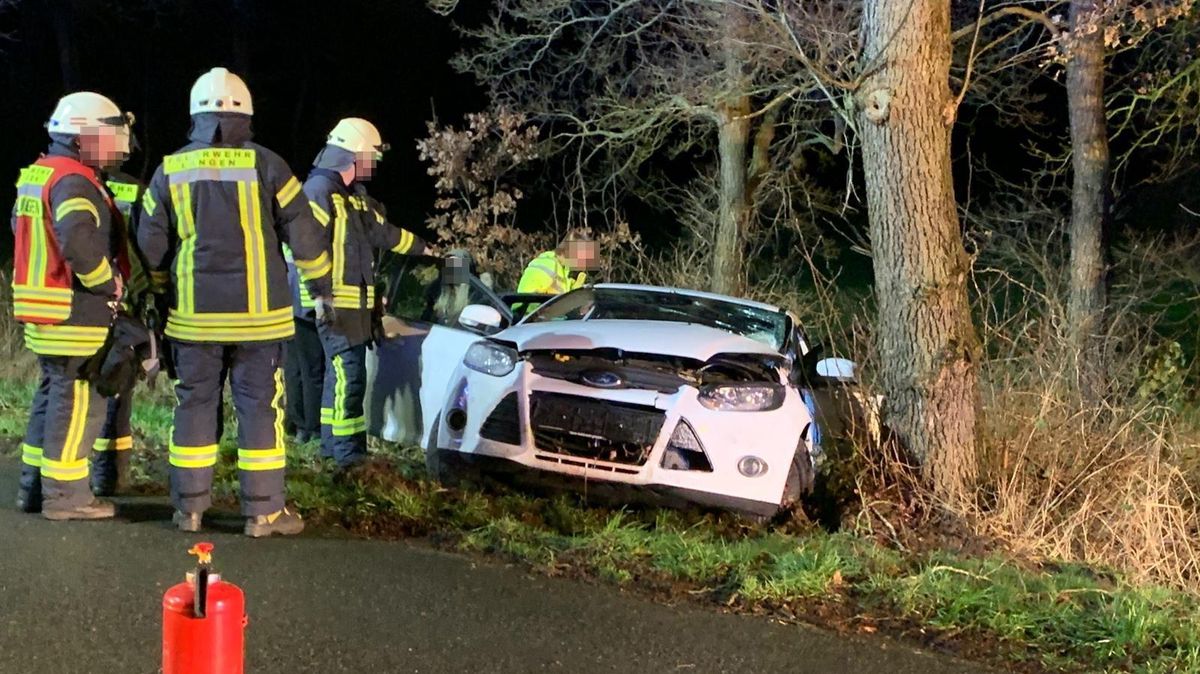 Auto Kollidiert Mit Reh Und Baum Auf L135 | CNV Medien