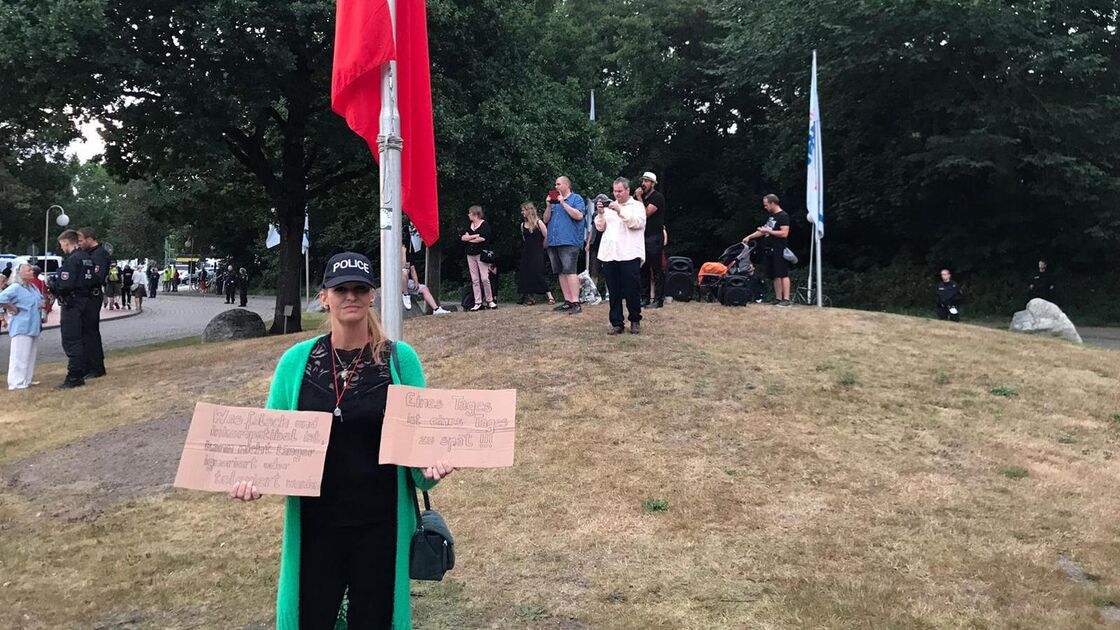 Demonstration Und Querdenker-Aufmarsch: Polizei Cuxhaven Zieht Fazit ...