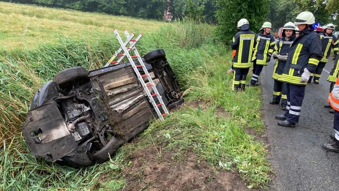 Unfall Im Kreis Cuxhaven: Fahrerin Verliert Die Kontrolle Und Landet Im ...