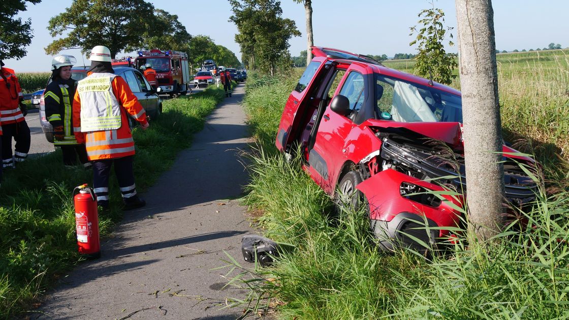 Fahrer Knallt Gegen Baum: Zwei Schwerverletzte Bei Unfall In Osten ...