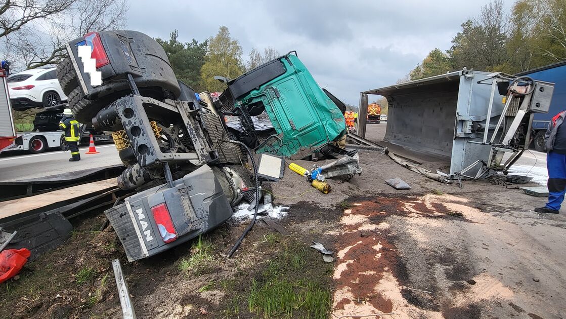 Schwerer Unfall Auf A27 Im Kreis Cuxhaven: Lkw-Fahrer Aus Führerhaus ...