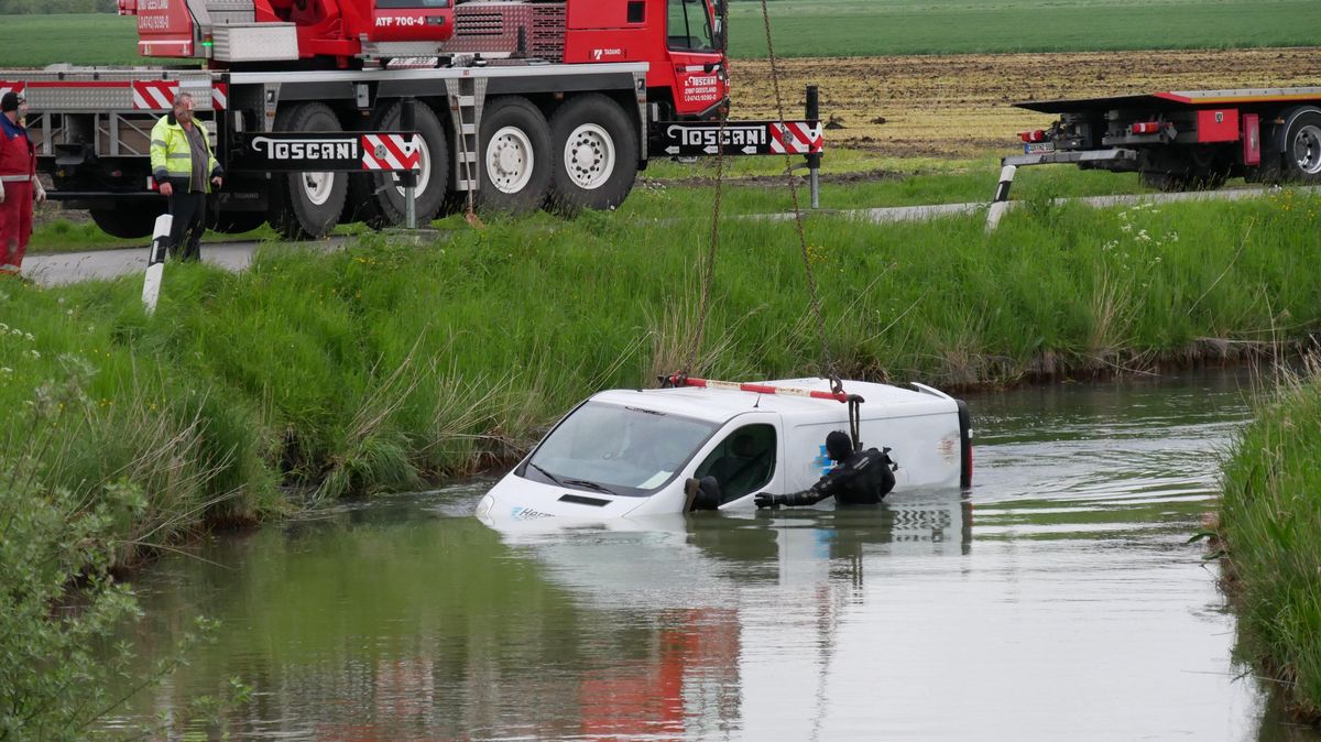 Unfall Im Kreis Cuxhaven: Kleintransporter Versinkt In Flussaue | CNV ...